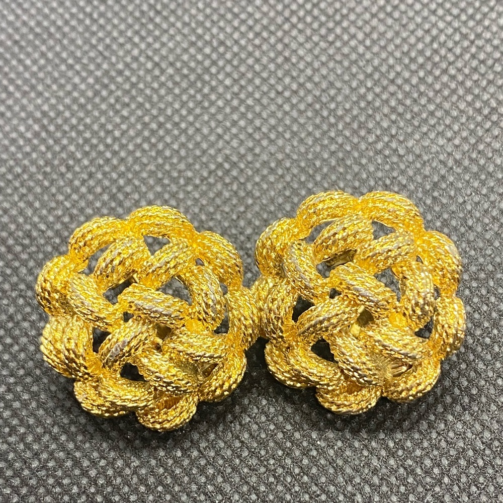 Vintage Monet Clip-in Gold Earrings